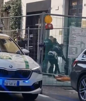 Spacca una vetrina a testate e importuna i passanti. Arrestato