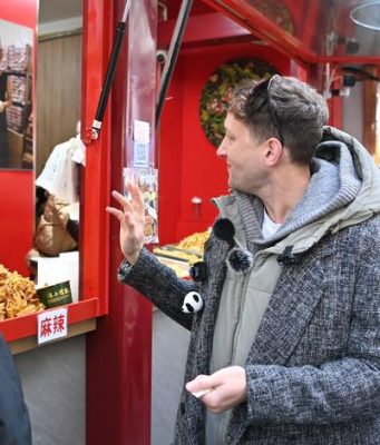 Cina: donatore di album su atrocità giapponesi nel Massacro Nanchino visita Paese