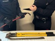Arnesi da scasso su un’auto. È caccia ai tre fuggitivi