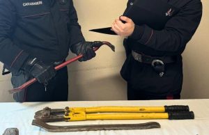 Arnesi da scasso su un’auto. È caccia ai tre fuggitivi
