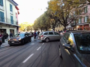 Il “solito sabato” di parcheggio selvaggio, indisturbato