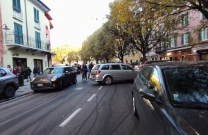 Il “solito sabato” di parcheggio selvaggio, indisturbato