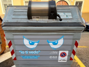 “Io ti vedo”, il cassonetto ti osserva e …