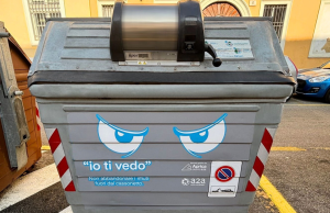 “Io ti vedo”, il cassonetto ti osserva e …