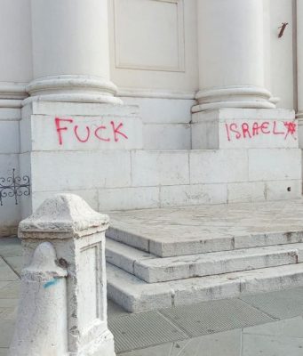 Graffiti antisemiti a Montichiari. È polemica fra Togni e l’Anpi