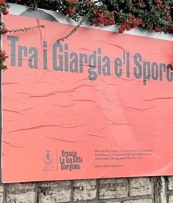 “Brescia la Tua Città Giargiana”, il brand stravolto su manifesti abusivi