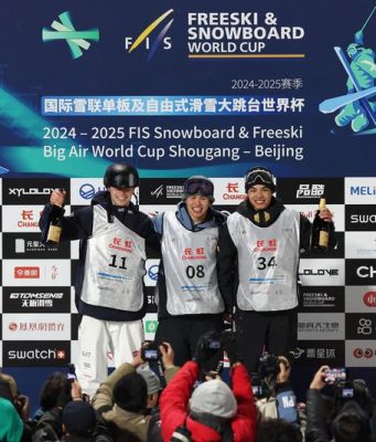 Cina: cerimonia di premiazione della finale maschile di snowboard FIS a Pechino