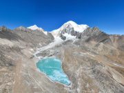 Cina: lago ghiacciato sul monte Qungmknag nello Xizang