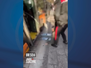 Donna presa a schiaffi sull’autobus. Una ragazza ferma l’aggressore