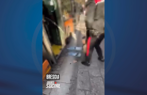 Donna presa a schiaffi sull’autobus. Una ragazza ferma l’aggressore