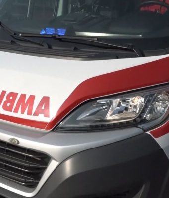 Esce di strada in auto. Un uomo in arresto cardiaco