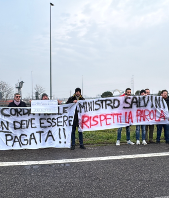 Azione, “Flashmob per la corda molle: l’ennesima bugia di Salvini”