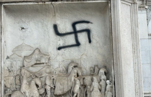 Shock a Brescia, una svastica sulla “Bella Italia” e al Gambara