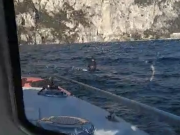 Surfista alla deriva. Gli amici lanciano l’allarme e lo salvano