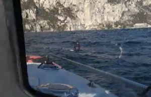 Surfista alla deriva. Gli amici lanciano l’allarme e lo salvano
