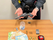 Detenzione, spaccio di droga e pistola in tasca. Arrestato