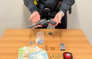 Detenzione, spaccio di droga e pistola in tasca. Arrestato