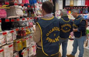 Maxi sequestro di addobbi non a norma a Brescia e Legnano