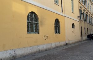 Svastiche in centro storico a Brescia. La condanna della politica