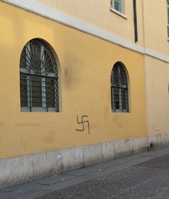 Svastiche in centro storico a Brescia. La condanna della politica