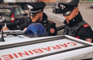 Truffano un sacerdote e gli spillano migliaia di euro. Arrestati