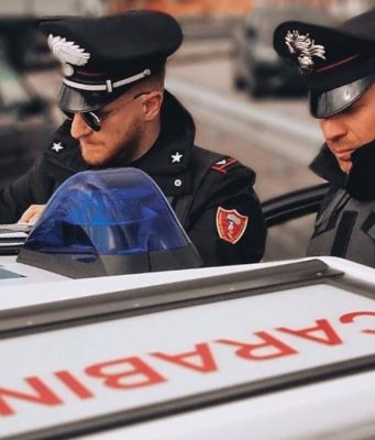 Truffano un sacerdote e gli spillano migliaia di euro. Arrestati