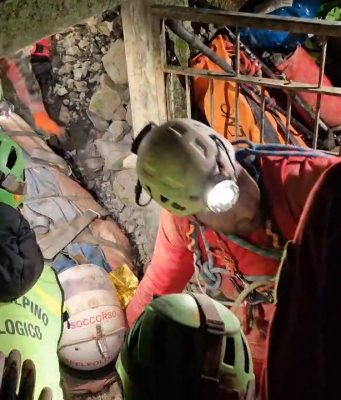 Ottavia Piana è salva. Estratta dalla grotta è ora in ospedale