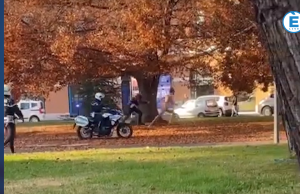 Nudo in piazza Garibaldi inseguito dalla Locale. Ma c’è poco da ridere