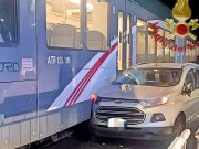 Auto bloccata nel passaggio a livello. Nessun ferito nell’urto