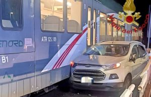 Auto bloccata nel passaggio a livello. Nessun ferito nell’urto