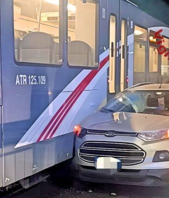 Auto bloccata nel passaggio a livello. Nessun ferito nell’urto