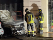 Auto esplode e viene divorata dalle fiamme in via Del Sebino – VIDEO
