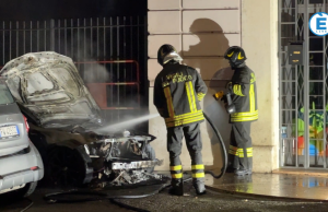 Auto esplode e viene divorata dalle fiamme in via Del Sebino – VIDEO