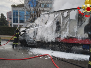 Furgone si incendia a Bresciadue. Spento con schiume estinguenti