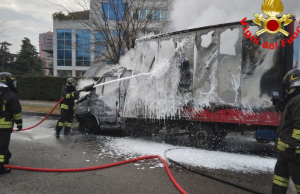 Furgone si incendia a Bresciadue. Spento con schiume estinguenti
