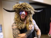 Lo “sciamano di QAnon” dopo la grazia: “Non vedo l’ora di comprare qualche c***o di arma”