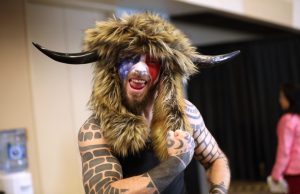 Lo “sciamano di QAnon” dopo la grazia: “Non vedo l’ora di comprare qualche c***o di arma”