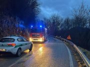 Piccola frana a Preseglie nella notte. Senso unico alternato