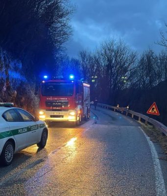 Piccola frana a Preseglie nella notte. Senso unico alternato