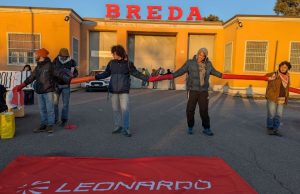 Protesta davanti alla Leonardo di Brescia. Manifestanti in Questura