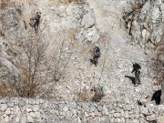 Si stacca un grosso masso e finisce in una casa. Riaperta la sp669