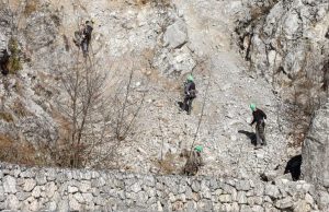 Si stacca un grosso masso e finisce in una casa. Riaperta la sp669