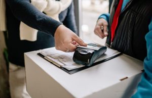 Truffe a oltre 200 persone fragili. Blitz della Finanza a Brescia