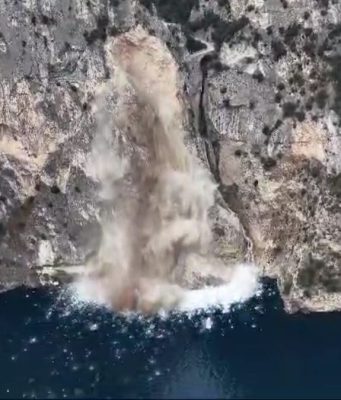 È stato fatto brillare lo spuntone pericolante sulla Strada della Forra