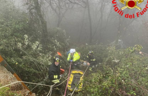Mezzane, lo scontro e l’auto finisce nella scarpata. Ferita una 45enne