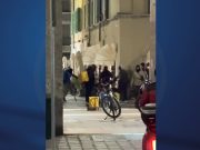 Rissa fra rider in centro a Brescia, in piazza Vittoria. VIDEO