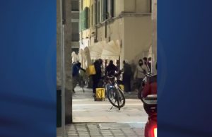 Rissa fra rider in centro a Brescia, in piazza Vittoria. VIDEO