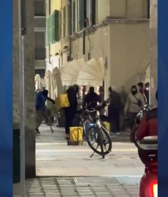 Rissa fra rider in centro a Brescia, in piazza Vittoria. VIDEO