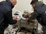 Vestiti, scarpe e accessori contraffatti. Li producevano a Brescia