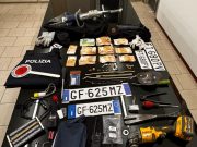 Rubano in appartamento a due anziani, arrestati